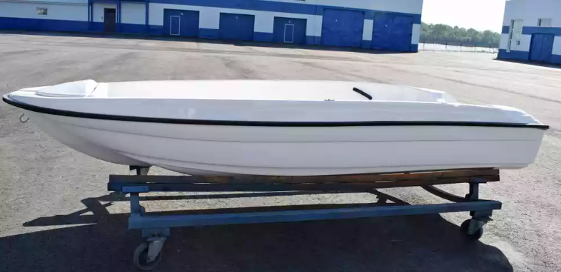 Стеклопластиковая лодка Пингвин (тримаран) в Абакане