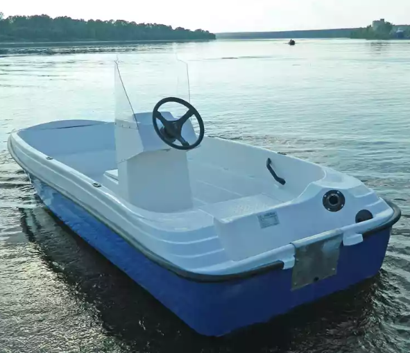 Стеклопластиковая лодка Пингвин с консолью (тримаран) в Абакане