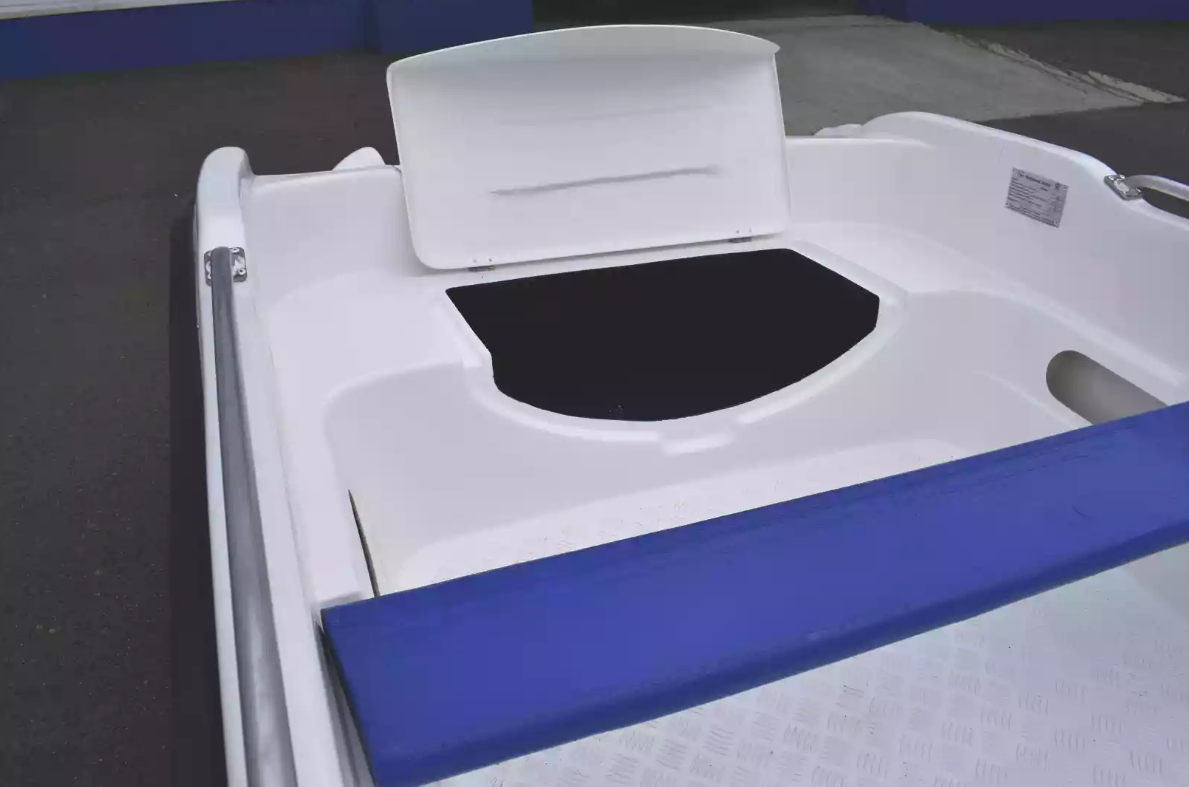 Стеклопластиковая лодка Пингвин New (тримаран) в Абакане