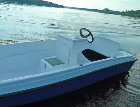 Стеклопластиковая лодка Пингвин с консолью (тримаран) в Абакане