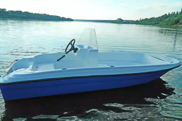 Стеклопластиковая лодка Пингвин с консолью (тримаран) в Абакане