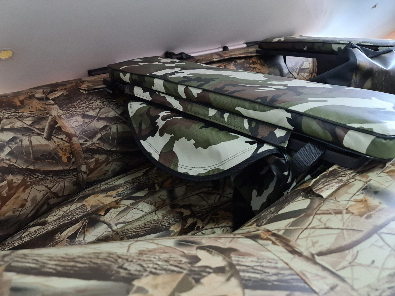 КОМПЛЕКТ МЯГКИХ НАКЛАДОК С СУМКОЙ ДЛЯ ЛОДОК 80Х20 КАМУФЛЯЖ в Абакане